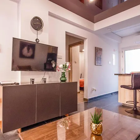 Mackenzie * Lárnaka